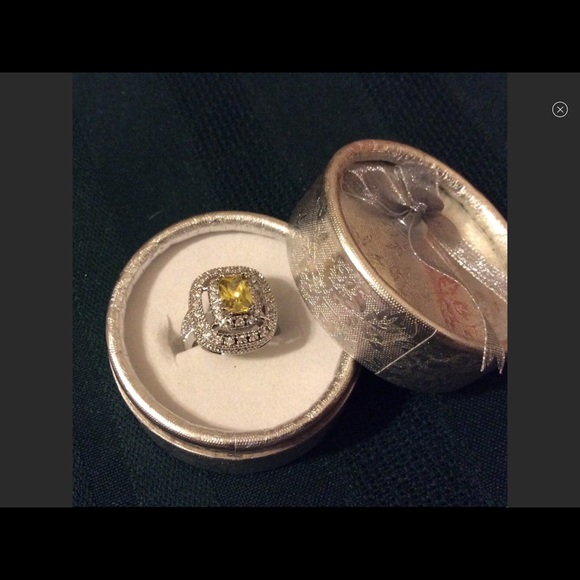 Jewelry - .925 Sterling Silver w/ CZStones middle Yellow sto
